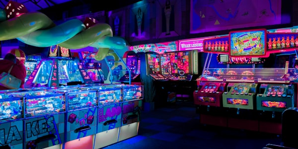 体育酒吧内人群聚集观看世界杯比赛直播的热闹场景